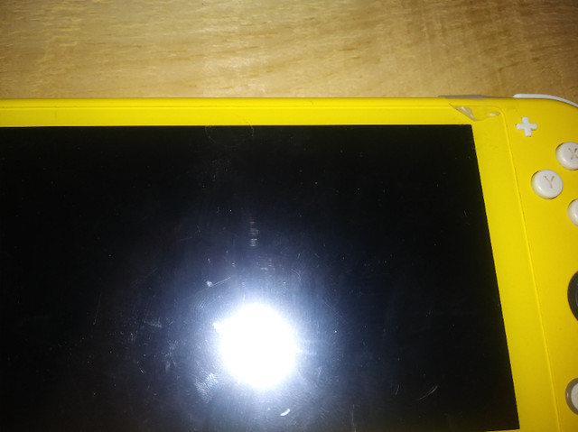 Nintendo Switch Lite (Jaune)/(Yellow) Et Chargeur/And Charger dans La Nintendo Switch  à Laurentides - Image 2