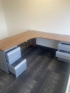 L-Shape Office Desk in Other Business & Industrial in Ottawa - Image 3