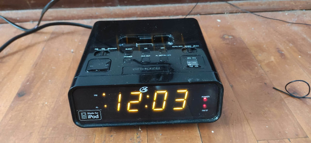GPX - Alarm Clock/FM AM Radio/iPod Docking! in General Electronics in Cape Breton - Image 2