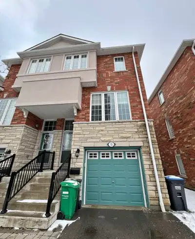 Bright corner-unit townhouse for rent in Rathwood! Feels like a semi with 3 spacious bedrooms, an op...