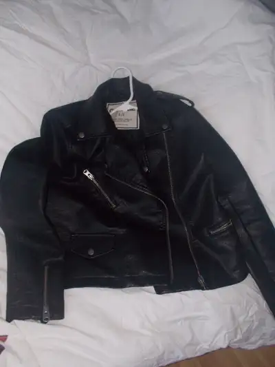 manteau noir large neuf et manteau bleu  medium $10.00 chacun, View more