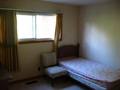 384 Albert st. one student room for rent from 1 May 2024 in Room Rentals & Roommates in Kitchener / Waterloo - Image 2