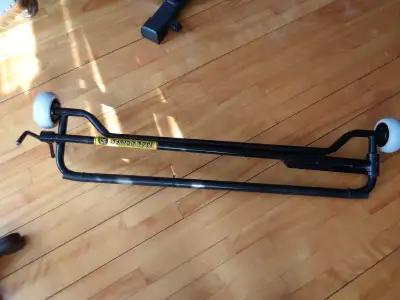 Jack Roller est un outil de levage mobile conçu pour déplacer facilement une motoneige dans le garag...