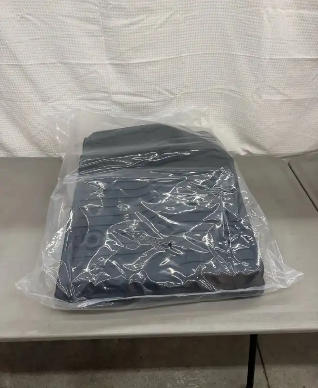 Floor Mat Set Chevrolet Equinox EV in Other in Hamilton - Image 6