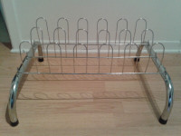 GLGL. RANGE SOULIERS /  SHOES RACK. EN METAL.