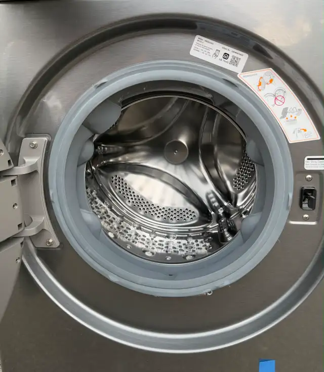 24” LG WASHER & DRYER COMBO FRONT LOAD STAINLESS STEEL ALLINONE in Washers & Dryers in City of Toronto - Image 4
