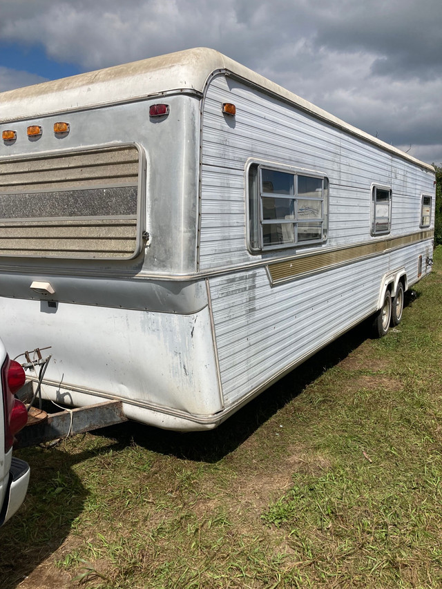 24’ globestar camper trailer 1978 live bunkie travel park office in Storage Containers in Barrie - Image 3