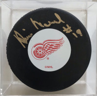 Howie Menard Detroit Red Wings Puck Autographed