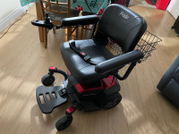 Fauteuil roulant électrique avec panier en métal inclus