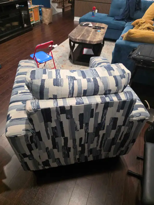 Blue and white Accent chair in Chairs & Recliners in Oakville / Halton Region - Image 5