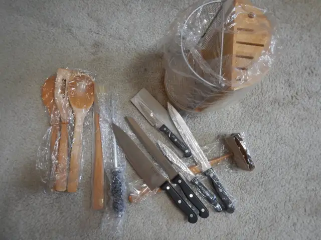 Stainless Cutlery with Bamboo/Wood Prep Set in Kitchen & Dining Wares in Mississauga / Peel Region - Image 3