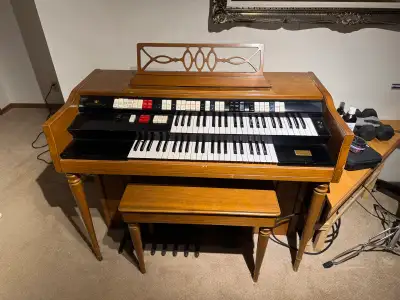 Works great, mint condition, Wurlitzer electric organ.