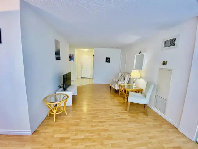 AVAILABLE NOW, MISSISSAUGA CITY CENTRE LARGE ALL-INCLUSIVE SUITE