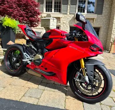 This 1299s Ducati is in excellent condition and well maintained. It comes with many tasteful afterma...