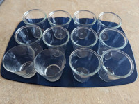 Douze (12) petits verres en vitre