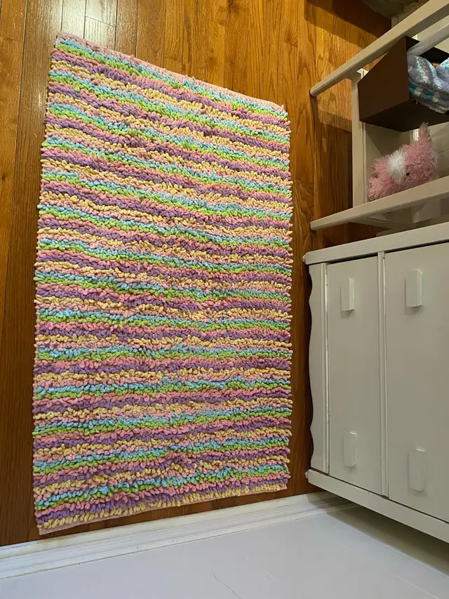 Small accent rug in Rugs, Carpets & Runners in Oshawa / Durham Region - Image 3