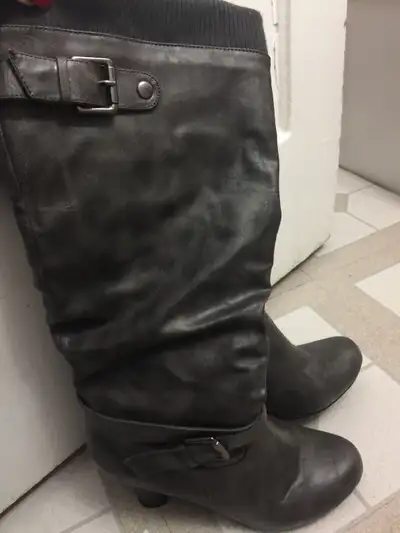 Women’s grey slouchy boots with heel. Size 6. Only worn a few times. Excellent condition. Asking $20...