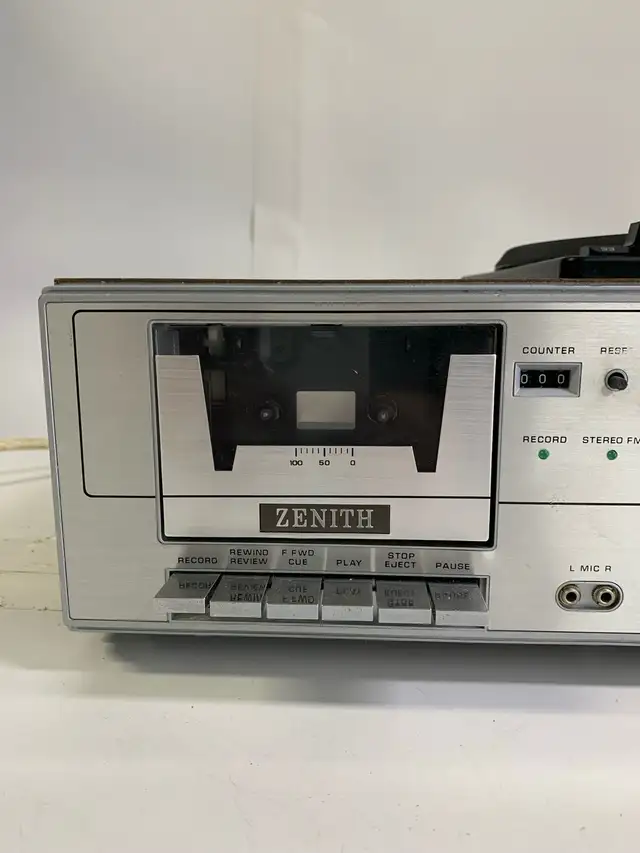 Zenith IS4130 Vintage Turntable Stereo System in Stereo Systems & Home Theatre in City of Toronto - Image 3