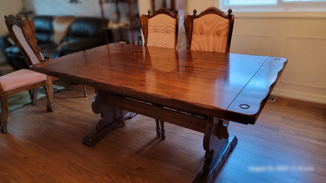 Dining Room Table and Chairs in Dining Tables & Sets in St. Catharines