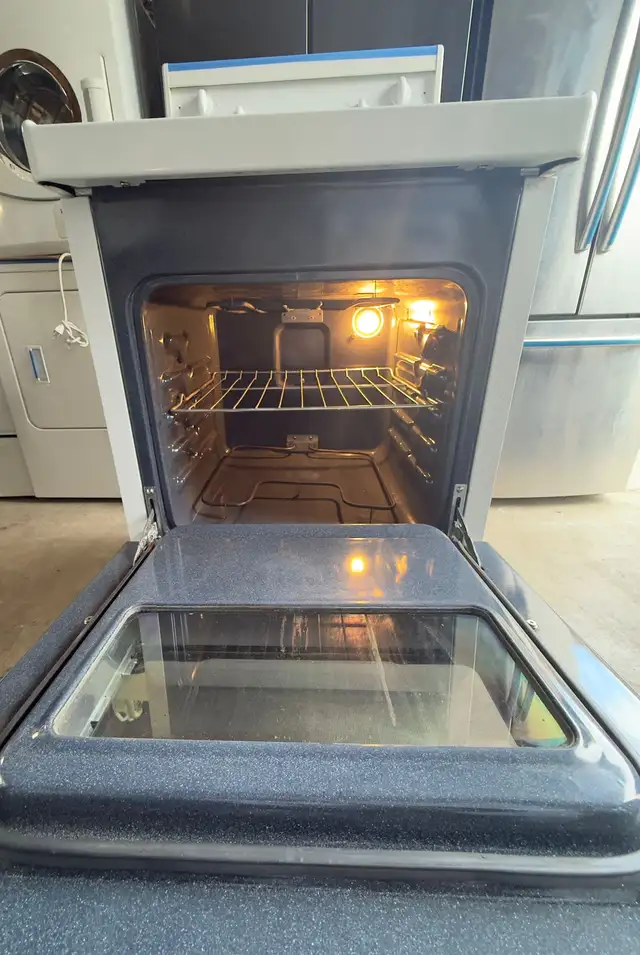 24” FRIGIDAIRE COIL TOP ELECTRIC STOVE APARTMENT SIZE  in Stoves, Ovens & Ranges in City of Toronto - Image 4