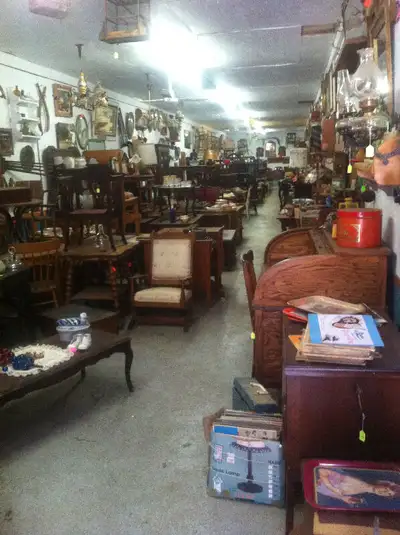 GROS MAGASIN D'ANTIQUITÉS, View more
