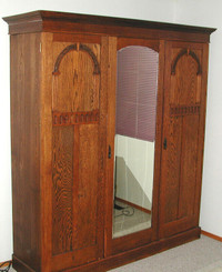 UNIQUE PRISTINE SOLID OAK ANTIQUE WARDROBE