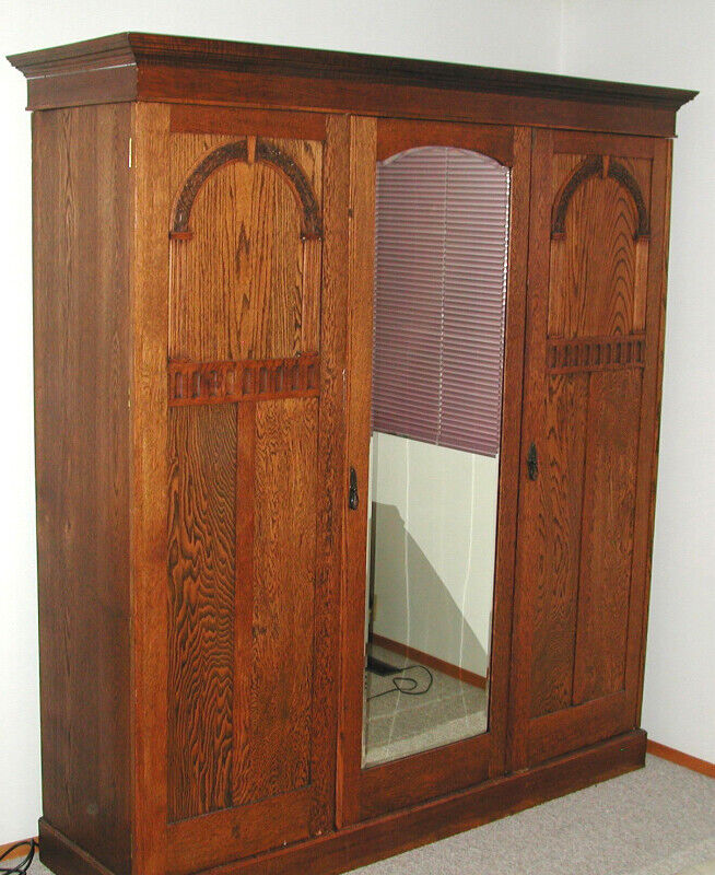 UNIQUE PRISTINE SOLID OAK ANTIQUE WARDROBE Dressers & Wardrobes Calgary Kijiji