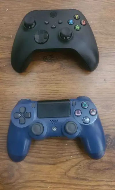 Manettes Xbox et PlayStation, View more