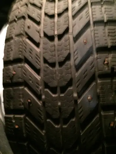 4 pneus 195/70R14 Hiver Firestone WinterForce cloutés en bonne condition sur jantes à 5 trous - 4 19...