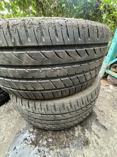 4 Pneu été Goform Zonda, 275-50-ZR20 et tous a 7/32, demande 200$.