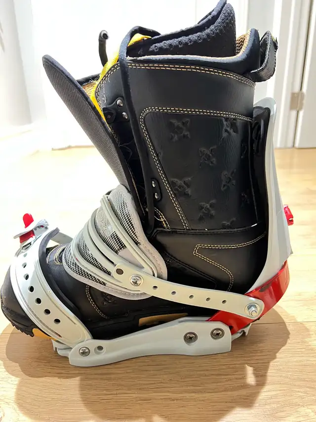 Burton Shaun White Snowboard Boots with Santa Cruz Bindings in Snowboard in Oakville / Halton Region - Image 5