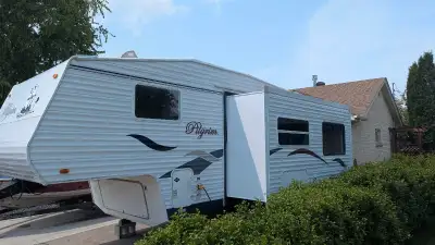 Ready to get your summer started? This recently modernized 5th wheel has everything you need. Freshl...