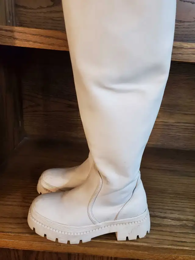 Cassietta off-white/light grey knee high boots -Size 7 for sale in Women's - Shoes in City of Toronto - Image 9