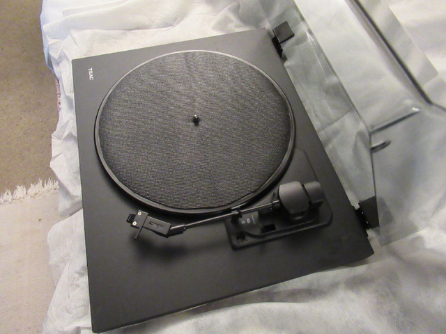 TEAC    BLUETOOTH       TURNTABLE in Stereo Systems & Home Theatre in City of Toronto - Image 4