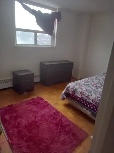 Large room for rent Scarborough Bluffs in a clean,safe highrise.It has private security the bus stop...