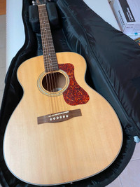 GUILD OM-240E Acoustic Gutar. New old stock. With soft-shell cas