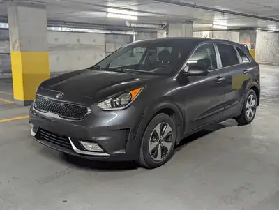 Hybrid, used like new Amazing car, confortable and economic 27.5km per liter Summer and winter tires...