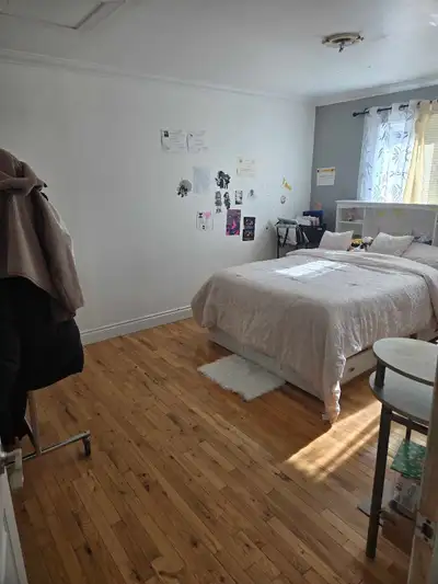 Chambre confortable et bien éclairée tout inclus. * Meublé: Oui * Animaux: Non Chambre est toujours...