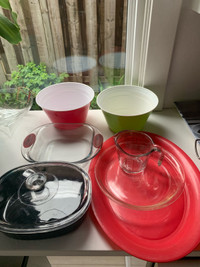  Vintage baking dishes, Pyrex pie plate, measuring cup casserole