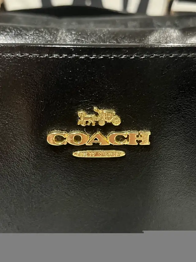 Vintage Boutique Quality Black Leather Coach Bag in Women's - Bags & Wallets in City of Toronto - Image 5
