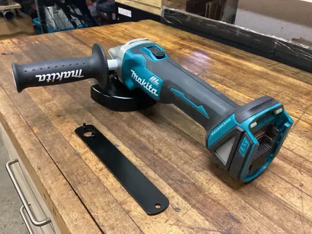 MAKITA LXT 18v BRUSHLESS 4 1/2” SLIDE SWITCH GRINDER in Power Tools in Barrie - Image 5