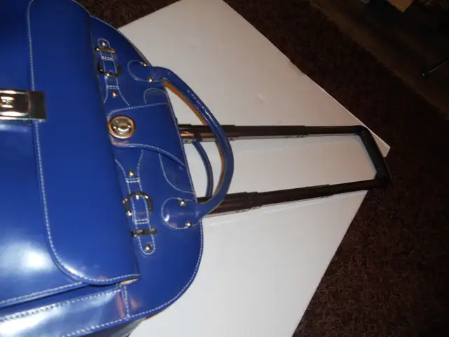 Laptop travel case with wheels and extendable handle in Laptop Accessories in Kitchener / Waterloo - Image 3
