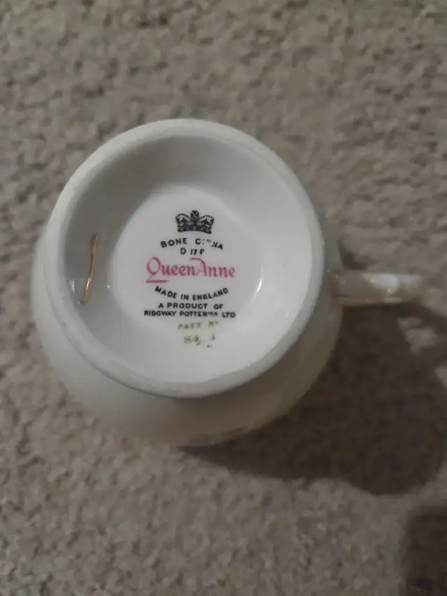 Vintage Queen Anne Bone China Mug, England Purple Floral in Arts & Collectibles in City of Toronto - Image 3