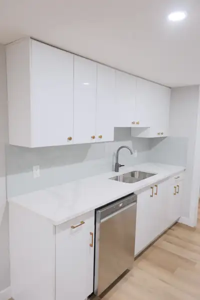 Basement Suite: Rockland Park, Nw Calgary