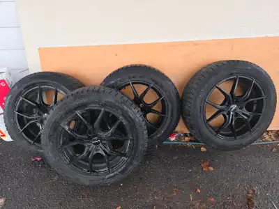 4 roues 18" servie 3 hivers etait sur un Kia Sportage 2022 avec pneu reste 5/32 bolt pattern 5 X 114...
