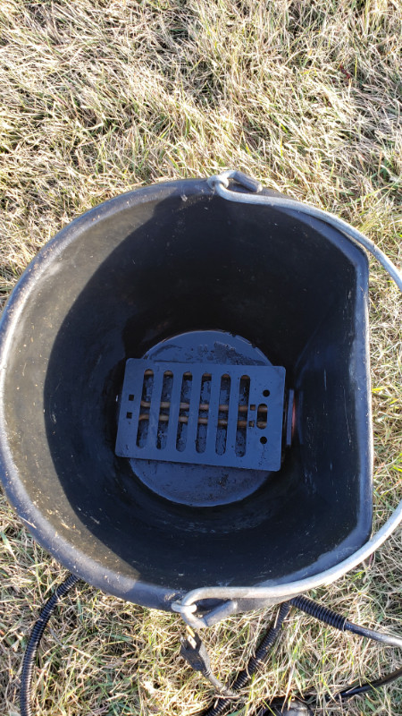 Feed scoop, heated bucket in Equestrian & Livestock Accessories in Red Deer - Image 2
