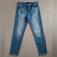 women's 1822 distressed ankle jeans with raw hem Size 8