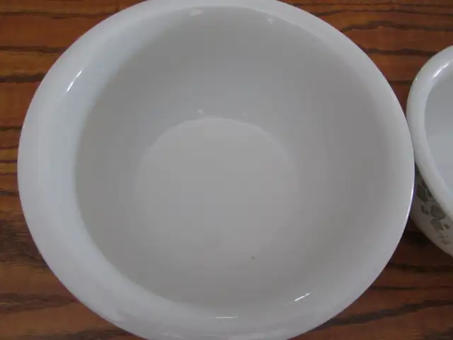 Corelle Coordinates Callaway Green Ivy Nested Mixing  Bowls Set in Kitchen & Dining Wares in Oakville / Halton Region - Image 3