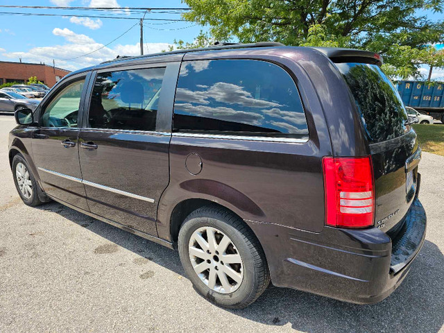 2010 Chrysler Town & Country Touring in Cars & Trucks in City of Toronto - Image 4