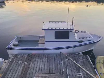 Bateau 21 pied en fibre glass Moteur 6 cylindres 292GM Transmission velvet drive Très bonne conditio...